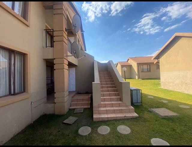 2 BEDROOM TOWNHOUSE FOR SALE IN MEREDALE